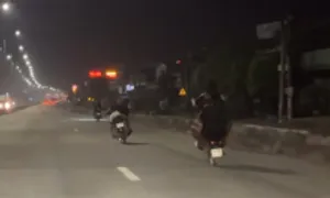 Nhóm thanh thiếu niên bốc đầu trước ôtô trên quốc lộ Nhóm thanh thiếu niên bốc đầu trước ôtô trên quốc lộ