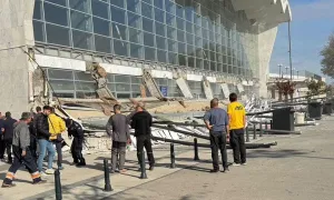 Sập mái che nhà ga ở Serbia, 11 người chết Sập mái che nhà ga ở Serbia, 11 người chết