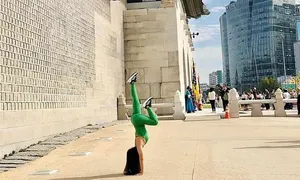Khách Việt gây tranh cãi vì tạo dáng yoga tại cung điện Hàn Quốc Khách Việt gây tranh cãi vì tạo dáng yoga tại cung điện Hàn Quốc