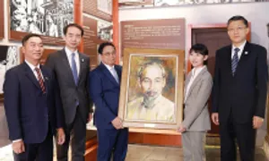 Thủ tướng tặng chân dung Chủ tịch Hồ Chí Minh cho khu di tích ở Vân Nam Thủ tướng tặng chân dung Chủ tịch Hồ Chí Minh cho khu di tích ở Vân Nam