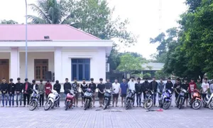 25 thanh thiếu niên chém người đi đường, gây náo loạn vùng quê 25 thanh thiếu niên chém người đi đường, gây náo loạn vùng quê