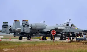 Máy bay cường kích A-10 và C-130 của Mỹ tại Gia Lâm Máy bay cường kích A-10 và C-130 của Mỹ tại Gia Lâm