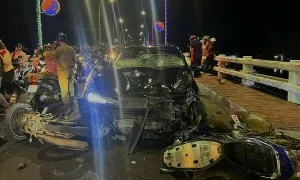 Ôtô tông liên hoàn 3 xe máy, một người văng xuống sông Ôtô tông liên hoàn 3 xe máy, một người văng xuống sông