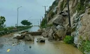 Đá lở rơi xuống đường ven biển Ninh Thuận Đá lở rơi xuống đường ven biển Ninh Thuận