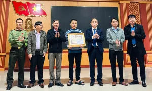 Khen thưởng người cứu ba nữ sinh đuối nước Khen thưởng người cứu ba nữ sinh đuối nước