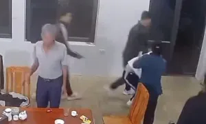 Thiếu nữ bị bố và chú đánh 'vì xúc phạm ông nội'