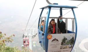 Học sinh đến trường bằng cáp treo và thang máy Học sinh đến trường bằng cáp treo và thang máy