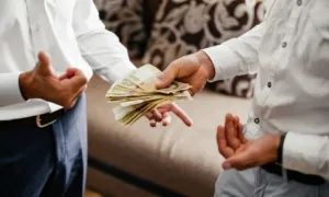 Anh em ruột cho tôi vay 16 triệu đồng nhưng đòi trả một cây vàng Anh em ruột cho tôi vay 16 triệu đồng nhưng đòi trả một cây vàng