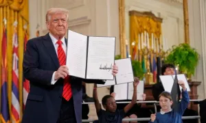 Ông Trump biến Nhà Trắng thành lớp học khi ký sắc lệnh giải thể Bộ Giáo dục Ông Trump biến Nhà Trắng thành lớp học khi ký sắc lệnh giải thể Bộ Giáo dục