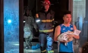 Cứu 8 người trong căn nhà cháy ở Hà Nội Cứu 8 người trong căn nhà cháy ở Hà Nội