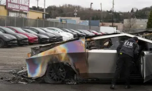 Ông Trump dọa trục xuất người phá hoại tài sản Tesla Ông Trump dọa trục xuất người phá hoại tài sản Tesla