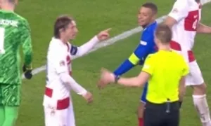 Modric chỉ mặt, mắng Mbappe ăn vạ Modric chỉ mặt, mắng Mbappe ăn vạ