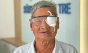 Bị bẹ dừa rơi trúng mắt rung rinh thủy tinh thể Bị bẹ dừa rơi trúng mắt rung rinh thủy tinh thể