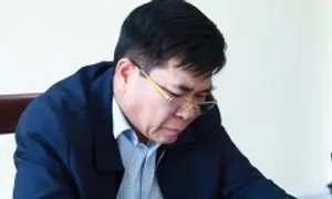 Hiệu trưởng tiếp tay 'gian lận tuổi' của cầu thủ Sông Lam Nghệ An Hiệu trưởng tiếp tay 'gian lận tuổi' của cầu thủ Sông Lam Nghệ An