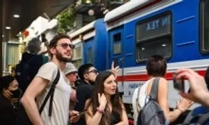Hàng trăm du khách bị mời ra khỏi phố cà phê đường tàu Hàng trăm du khách bị mời ra khỏi phố cà phê đường tàu