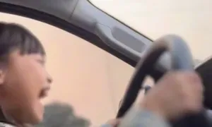 Cho con nhỏ cầm vô lăng, ông bố bị phạt 29 triệu đồng Cho con nhỏ cầm vô lăng, ông bố bị phạt 29 triệu đồng
