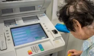 Cấm người già nghe điện thoại khi rút tiền ATM để tránh bị lừa Cấm người già nghe điện thoại khi rút tiền ATM để tránh bị lừa