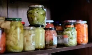 Nguy cơ ngộ độc từ thực phẩm đóng hộp không đạt chuẩn Nguy cơ ngộ độc từ thực phẩm đóng hộp không đạt chuẩn
