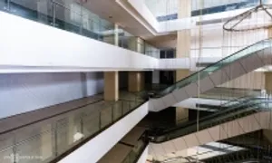 Loạt khu bán lẻ ở 'đất vàng' Hà Nội trống mặt bằng Loạt khu bán lẻ ở 'đất vàng' Hà Nội trống mặt bằng