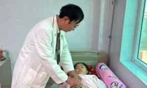 Bé gái 9 tuổi xoắn buồng trứng Bé gái 9 tuổi xoắn buồng trứng