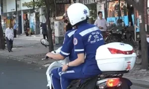 Cụ bà ngưng tim, bác sĩ đi xe máy đến cấp cứu trong 5 phút Cụ bà ngưng tim, bác sĩ đi xe máy đến cấp cứu trong 5 phút