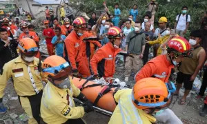 Myanmar giải cứu nhiều người mắc kẹt gần ba ngày sau động đất Myanmar giải cứu nhiều người mắc kẹt gần ba ngày sau động đất