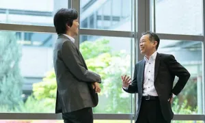 Sếp Nhật đi mua trà, bánh mời nhân viên Sếp Nhật đi mua trà, bánh mời nhân viên