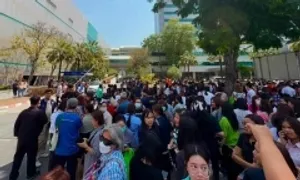 Dân sơ tán khỏi nhiều tòa nhà ở Bangkok vì nứt tường Dân sơ tán khỏi nhiều tòa nhà ở Bangkok vì nứt tường