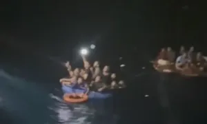 Tàu chở 22 người chìm ngoài khơi đảo Phú Quý Tàu chở 22 người chìm ngoài khơi đảo Phú Quý