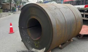 Lái xe bị phạt 10 triệu đồng vì để cuộn thép 28 tấn rơi xuống đường Lái xe bị phạt 10 triệu đồng vì để cuộn thép 28 tấn rơi xuống đường