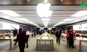 Đổ xô mua iPhone vì sợ tăng giá do thuế mới Đổ xô mua iPhone vì sợ tăng giá do thuế mới