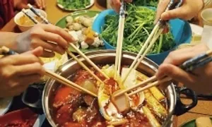 Năm đồng nghiệp cùng ngoáy đũa vào nồi lẩu chung Năm đồng nghiệp cùng ngoáy đũa vào nồi lẩu chung