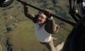 Tom Cruise bám thân máy bay trong trailer 'Mission: Impossible 8' Tom Cruise bám thân máy bay trong trailer 'Mission: Impossible 8'