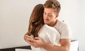 Những kiểu 'ngoại tình tinh vi' thời đại số Những kiểu 'ngoại tình tinh vi' thời đại số