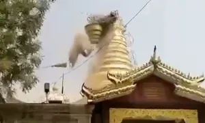 Khoảnh khắc các công trình biểu tượng ở Myanmar đổ sập vì động đất Khoảnh khắc các công trình biểu tượng ở Myanmar đổ sập vì động đất