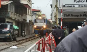 Bị phạt vì đỗ xe tải cản trở tàu hỏa Bị phạt vì đỗ xe tải cản trở tàu hỏa