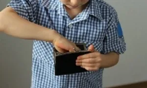Con tôi 6 tuổi lấy trộm tiền trong ngăn kéo Con tôi 6 tuổi lấy trộm tiền trong ngăn kéo