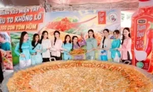Nam Ngư chiêu đãi bánh xèo 100 tôm hùm tại lễ hội miền Tây Nam Ngư chiêu đãi bánh xèo 100 tôm hùm tại lễ hội miền Tây