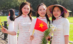 Hàng nghìn người đổ về quảng trường Ba Đình chụp ảnh dịp 30/4 Hàng nghìn người đổ về quảng trường Ba Đình chụp ảnh dịp 30/4