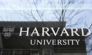 Ông Trump dọa tước quyền miễn thuế của Đại học Harvard Ông Trump dọa tước quyền miễn thuế của Đại học Harvard