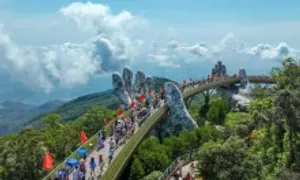Hàng nghìn người diện áo cờ đỏ sao vàng đến Ba Na Hills dịp 30/4 Hàng nghìn người diện áo cờ đỏ sao vàng đến Ba Na Hills dịp 30/4
