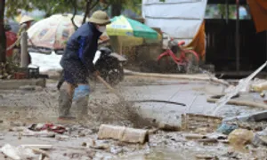 Người Quảng Bình dọn dẹp sau lũ