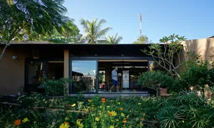 Nhà vườn tái chế bên bờ sông