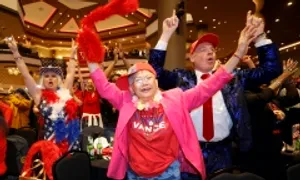 Người ủng hộ Trump reo hò, bật khóc ăn mừng
