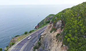 Đá hàng trăm kg nguy cơ lăn xuống đường ở Nha Trang