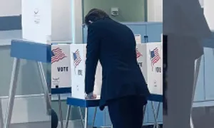 Barron Trump lần đầu đi bỏ phiếu