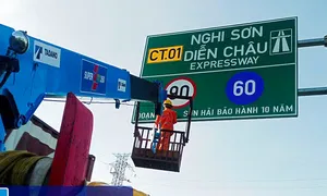 Cục Đường bộ: 'Nhà thầu cố tình không xóa chữ trên biển báo cao tốc' Cục Đường bộ: 'Nhà thầu cố tình không xóa chữ trên biển báo cao tốc'