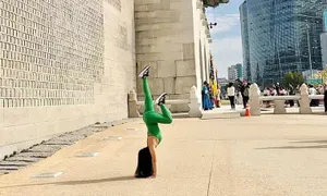 Người Hàn Quốc chỉ trích khách Việt tập yoga ở cung điện Người Hàn Quốc chỉ trích khách Việt tập yoga ở cung điện