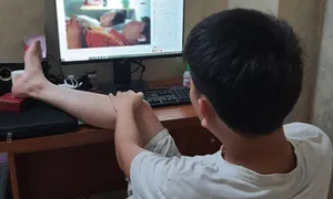 Những người vợ phải chăm chồng như con