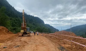 Thông xe đèo Khánh Lê sau 4 ngày sạt lở Thông xe đèo Khánh Lê sau 4 ngày sạt lở